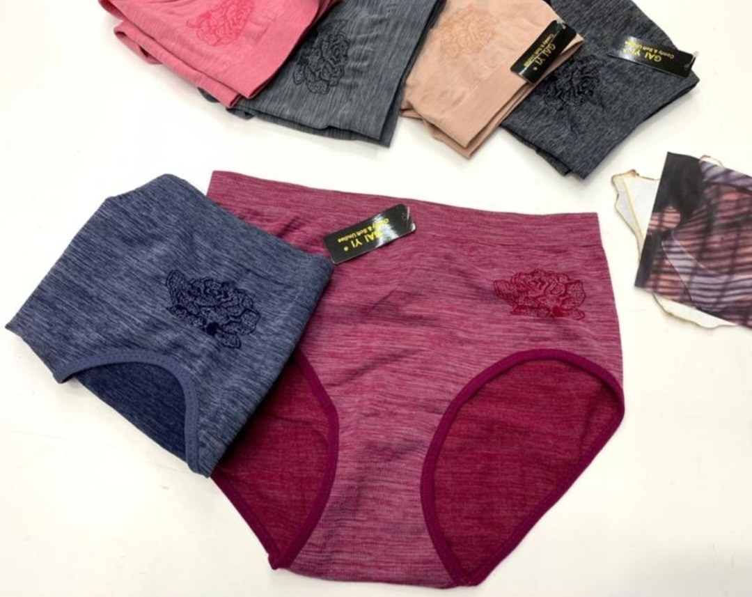 Pantaletas / GAI YI / 4 Pantaletas de licra a solo $301.66Pesos MXN